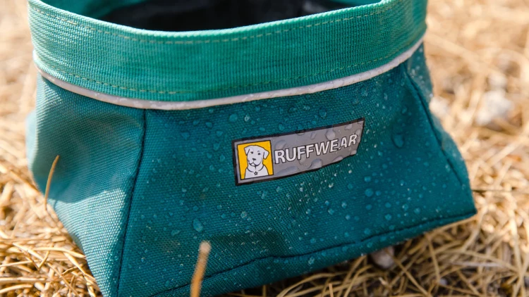 Простая легкая складывающаяся миска для воды и корма Ruffwear® Quencher™